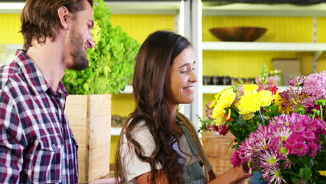 pareja eligiendo un ramo de flores