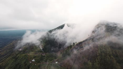 Nubes-Blancas-Que-Cubren-El-Cráter-Del-Volcán-Batur-En-La-Isla-De-Bali,-Vista-Aérea.