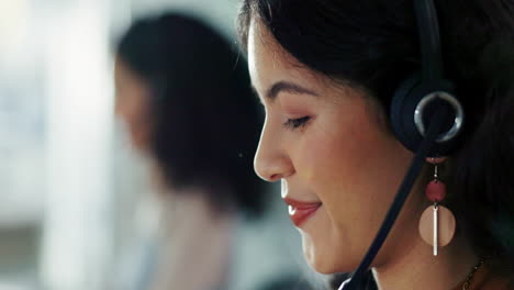 mujer en la llamada de servicio al cliente