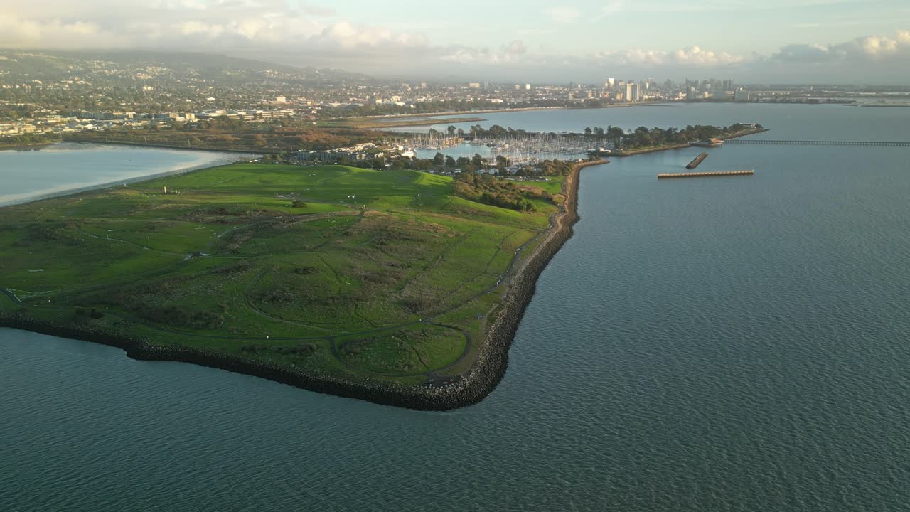 드론에서 찍은 장면: 세자르 차베스 공원, 샌프란시스코 만의 반도, 잔디, 마리나, 버클리와 오클랜드의 도시 풍경