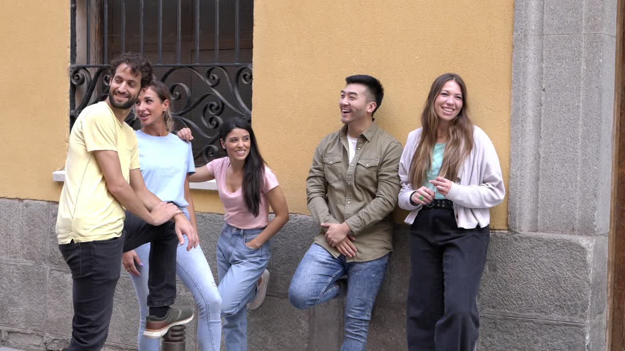 Grupo de amigos socializando al aire libre