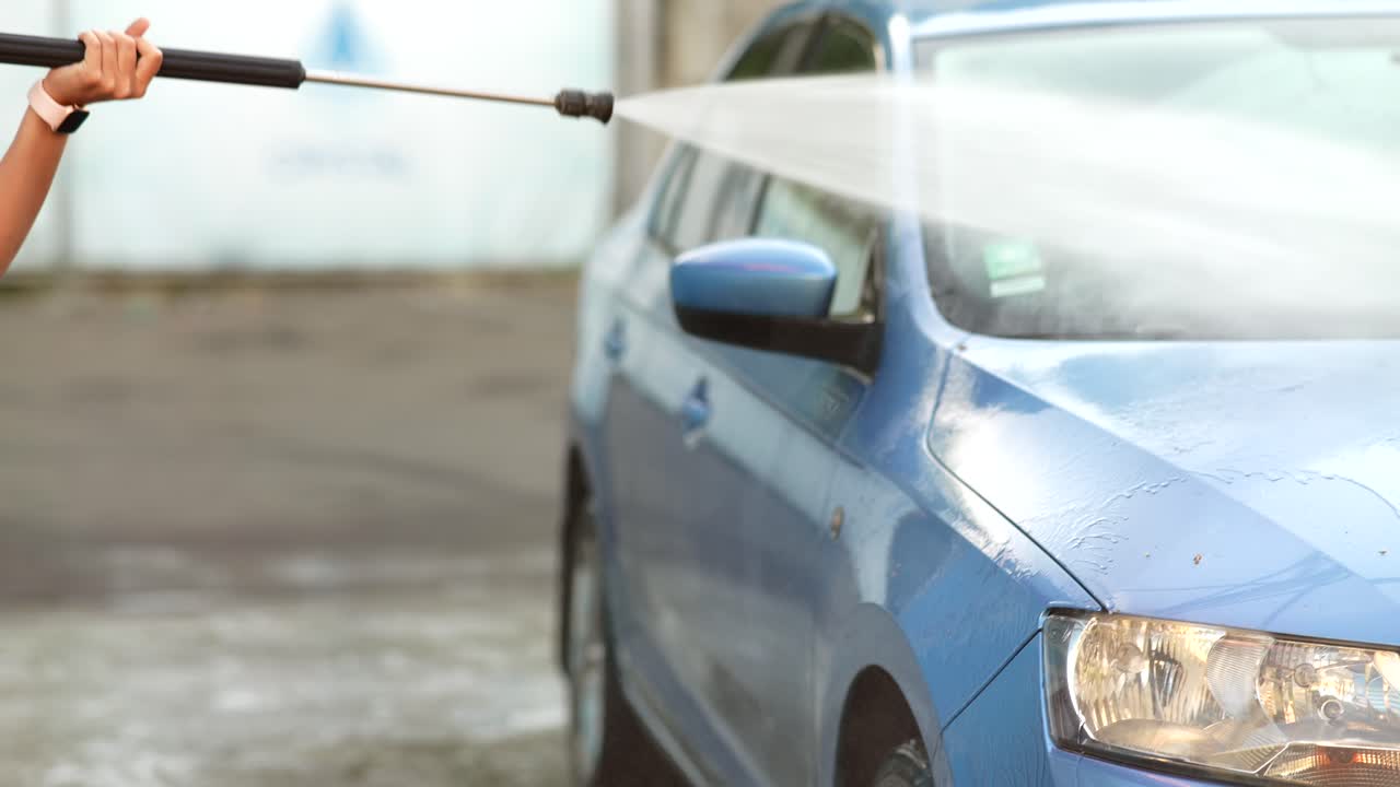 파란 차를 는 것