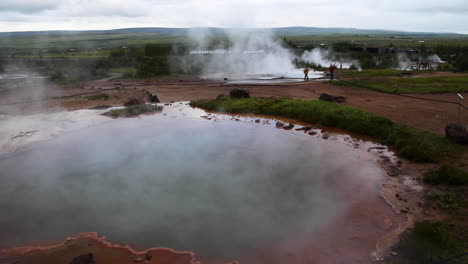 Impresionante-Toma-Amplia-Del-Géiser-Blesi-En-El-Bosque-Azul,-Islandia