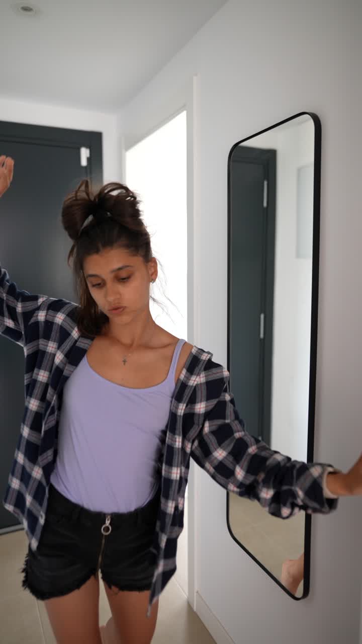 una mujer joven bailando en una casa.