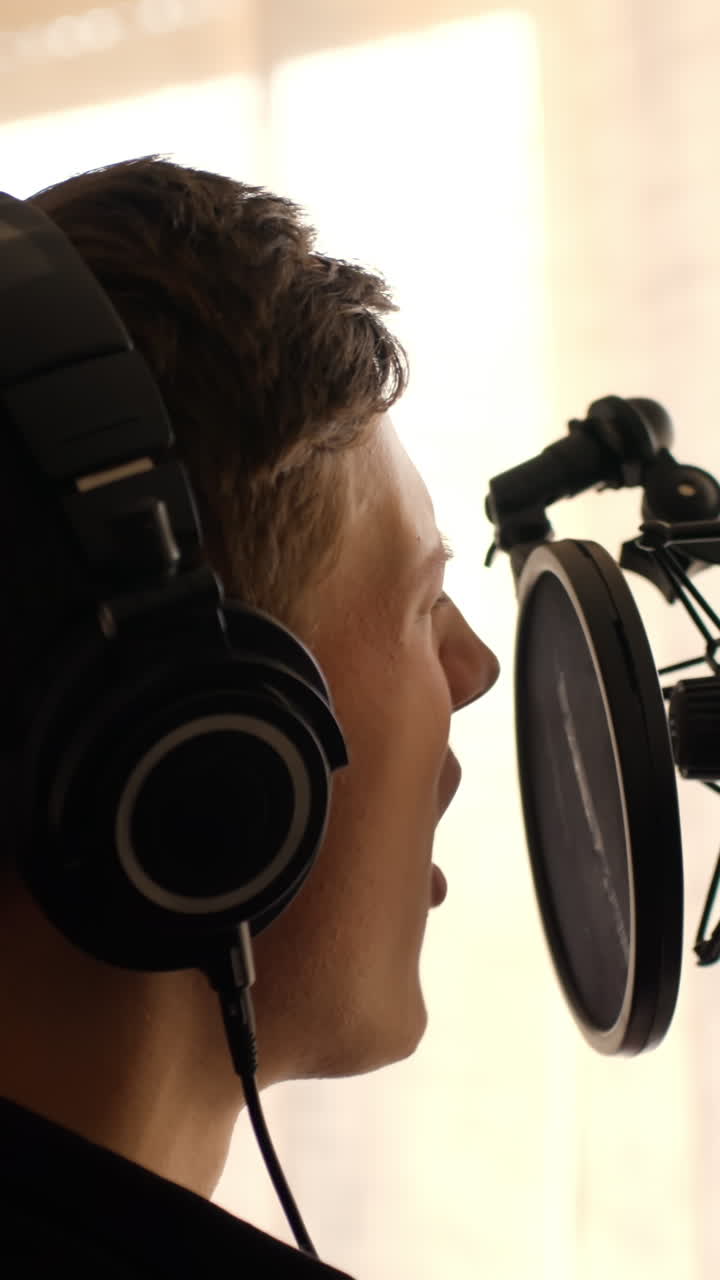 Uomo che registra musica in uno studio domestico, atmosfera creativa e concentrata