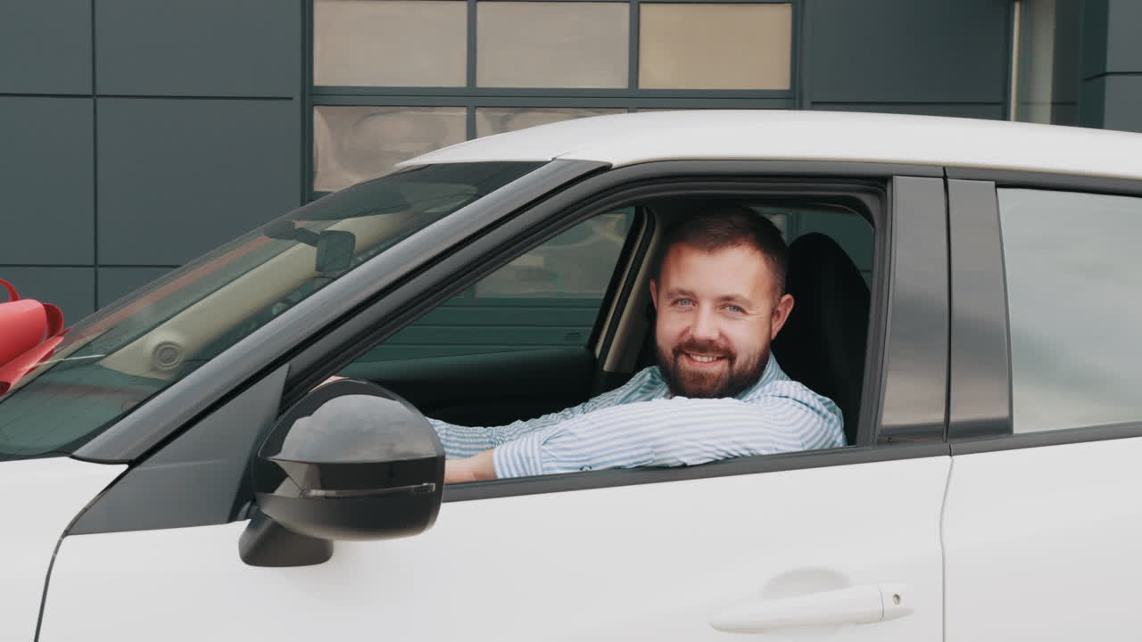 hombre feliz conduciendo un coche nuevo