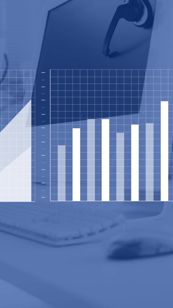 Animazione di elaborazione dati finanziari su computer su scrivanie in ufficio.