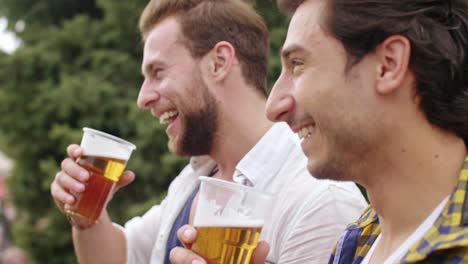 hombres maduros bebiendo cerveza en el festival de música