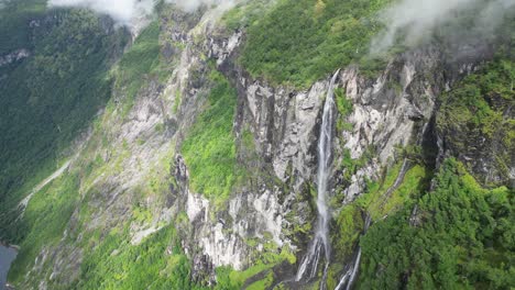 cascada en el fiordo de geiranger, noruega - paisaje natural cinematográfico - aero