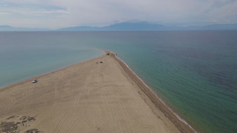 4K-Dauerclip-über-Einer-Halbinsel-Am-Tropischen-Strand-Von-Epanomi,-Chalkidiki,-Griechenland