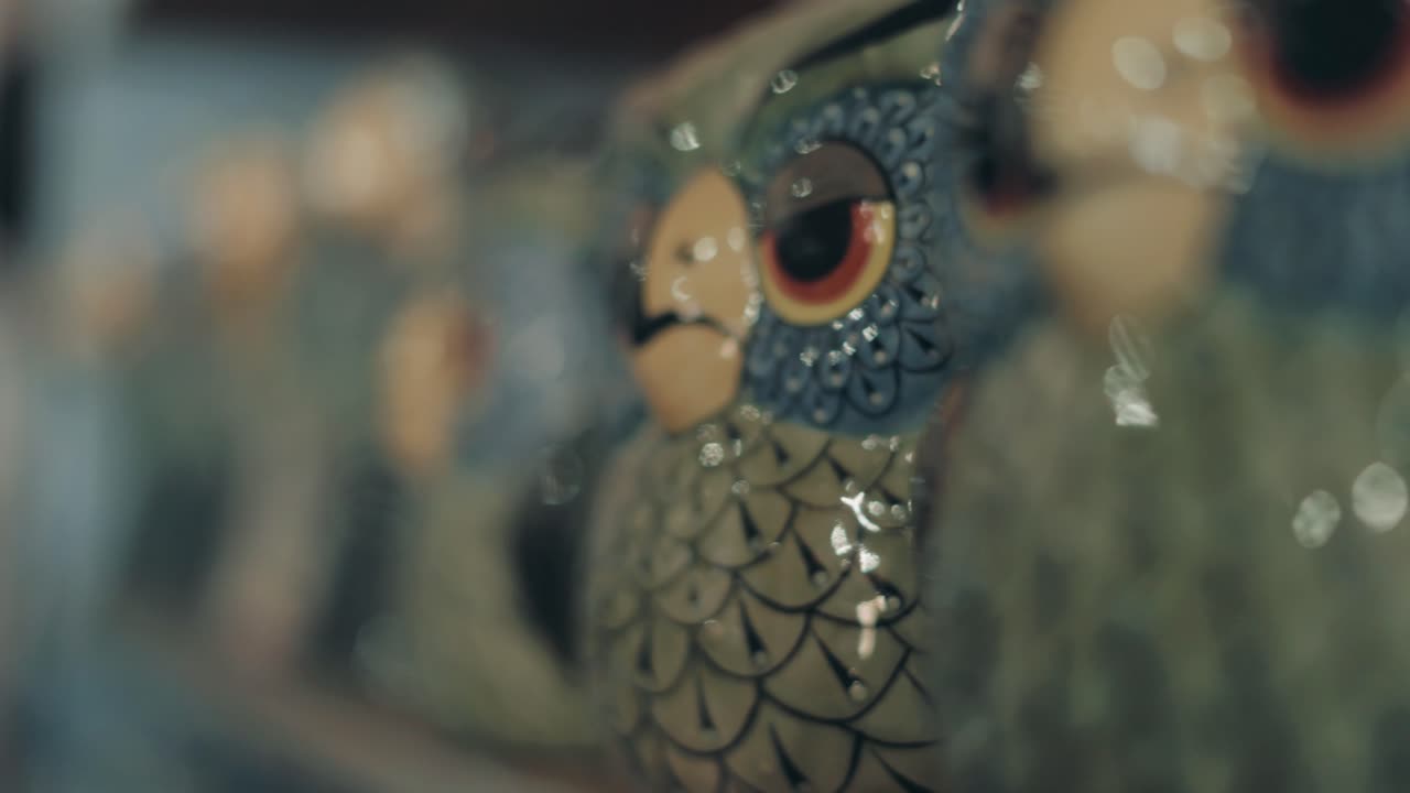 과테말라 안티구아의 선반에 있는 화려한 장식 수제 도자기