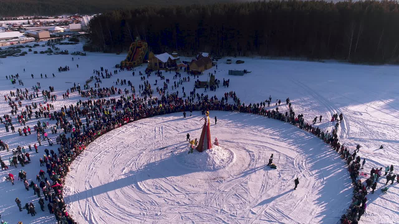 festival de maslenitsa en un paisaje nevado
