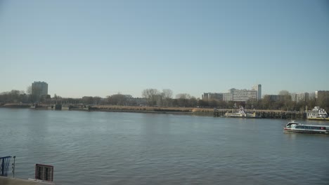 Barco-De-Río-Turístico-En-Cámara-Lenta-De-Río-Europeo-4k-30p