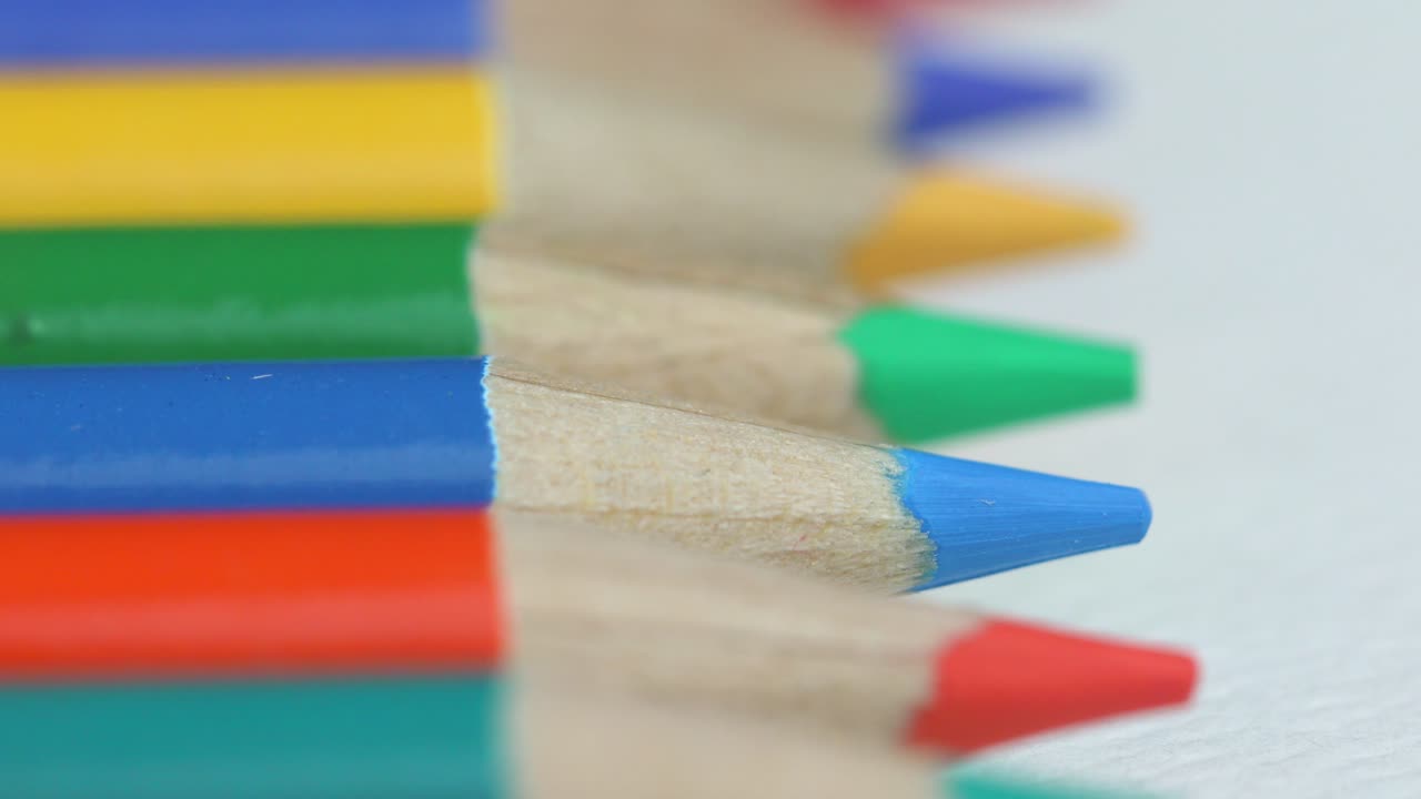 tiro macro de lápices multicolores sobre fondo blanco