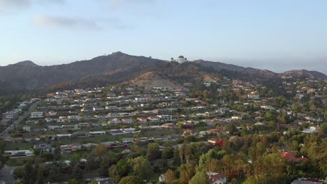 vista aérea, pueblo en el bosque, drone
