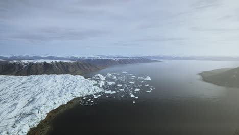 icebergs en el lago debajo de la montaña y el glaciar