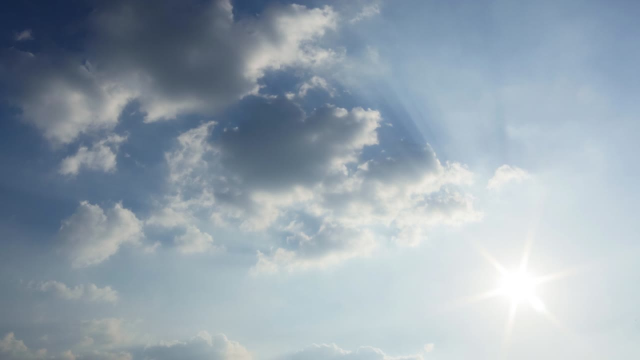 아름다운 은 하늘 움직이는 구름