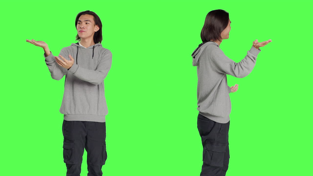 마케팅 광고를 소개하는 아시아인