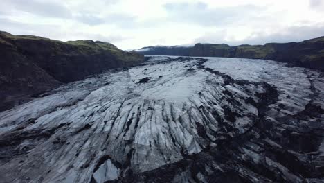 Drohne,-Die-Seitwärts-über-Den-Solheimajokull-Gletscher-Fliegt,-Island-4k