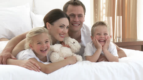 Familie-Liegt-Zusammen-Im-Bett