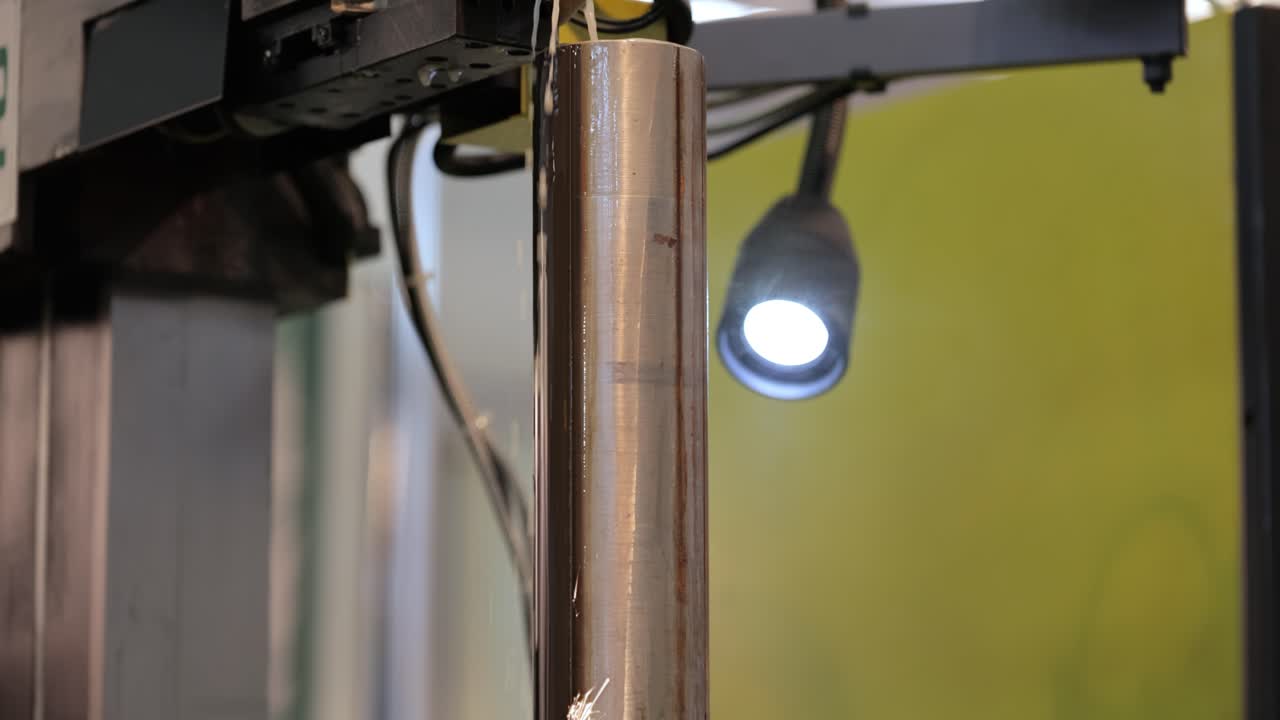 máquina cnc edm mientras corta las piezas de trabajo de muestra. corte de metal tecnología de procesamiento moderno haciendo detalles industriales.