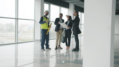 reunión en el sitio de construcción