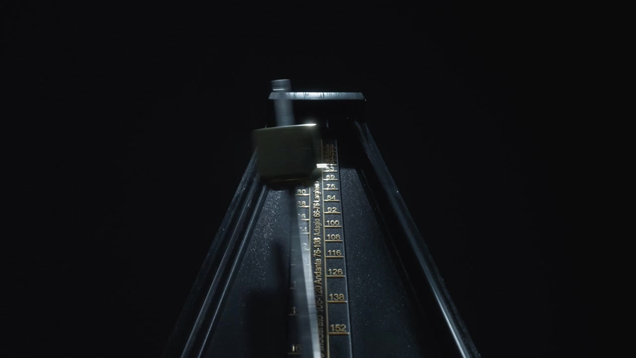 Metronomo nero vintage che oscilla avanti e indietro
