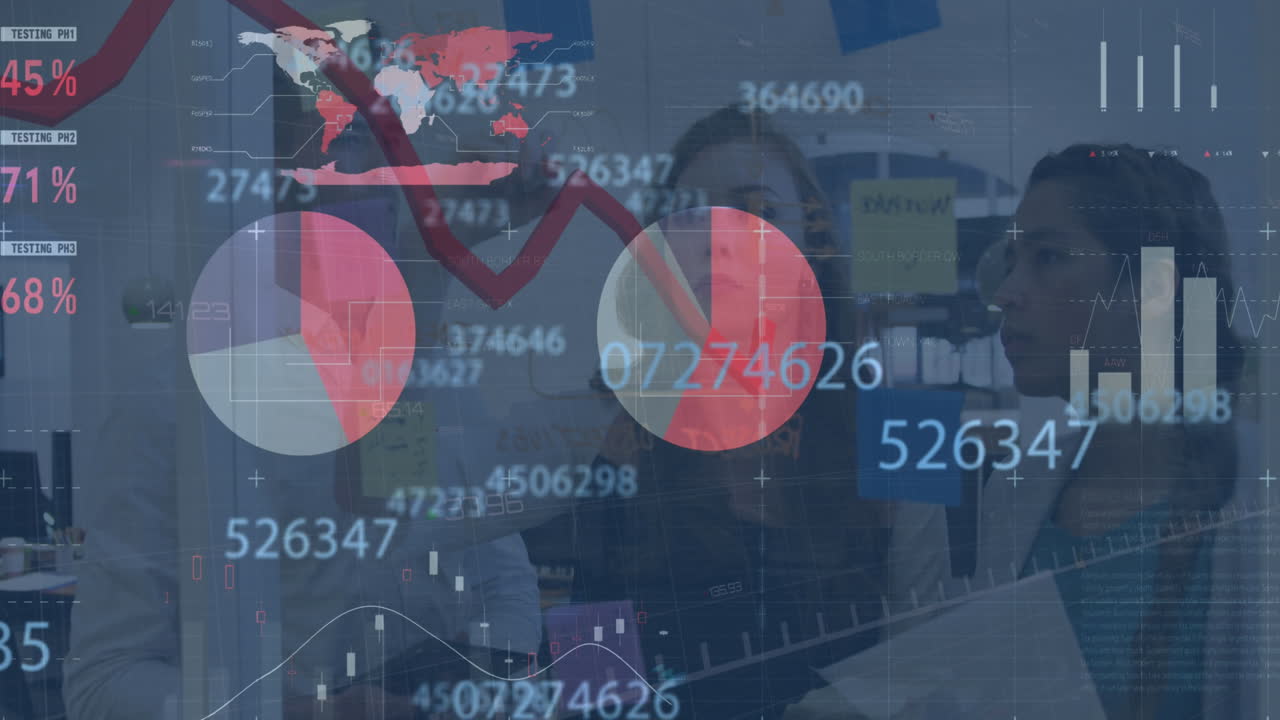 사무실에서 다양한 사업가들에 대한 금융 데이터 처리의 활성화