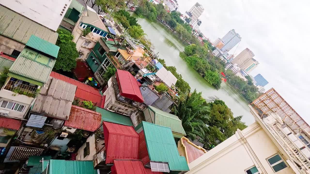 베트남 하노이의 다채로운 지붕과 강