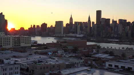 Una-Vista-Del-Atardecer-A-Través-De-Queens-Hasta-El-Bajo-Manhattan-En-La-Ciudad-De-Nueva-York