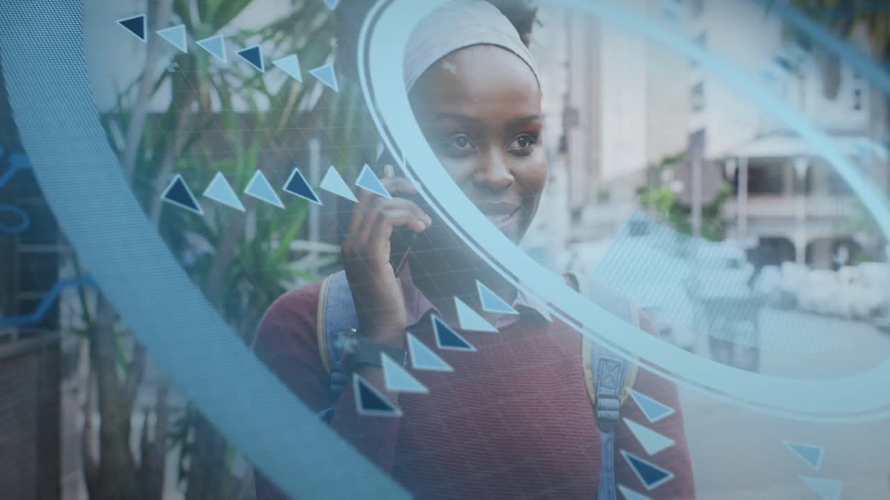 Donna che usa lo smartphone per strada, parlando mentre frecce circolari ruotano, rivelando un sorriso in un contesto tecnologico