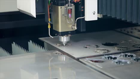 corte láser cnc de metal en cámara lenta, tecnología industrial moderna.