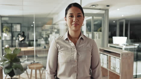 Mujer-De-Negocios,-Brazos-Cruzados