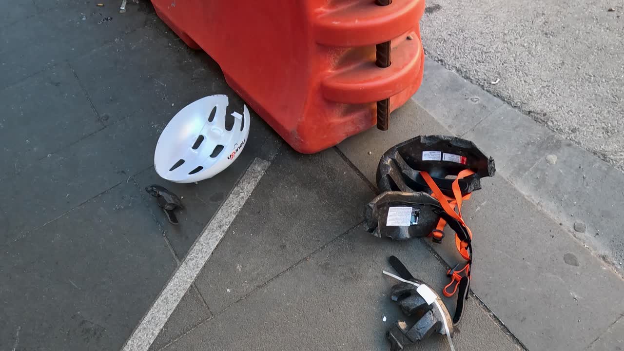 casco y scooter secuelas en el pavimento de la ciudad