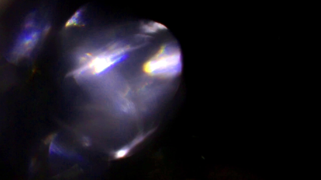 Sovrapposizioni astratte di perdite di luce e bagliori dell'obiettivo su sfondo nero