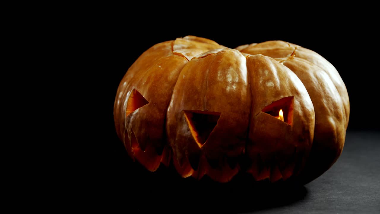 calabaza de halloween contra un fondo negro 4k
