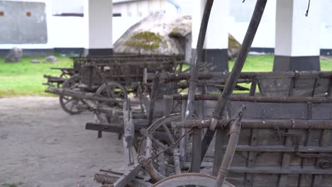 carros de vacas de madera antiguos en el museo del matadero de petofi en szalkszentmarton, hungría