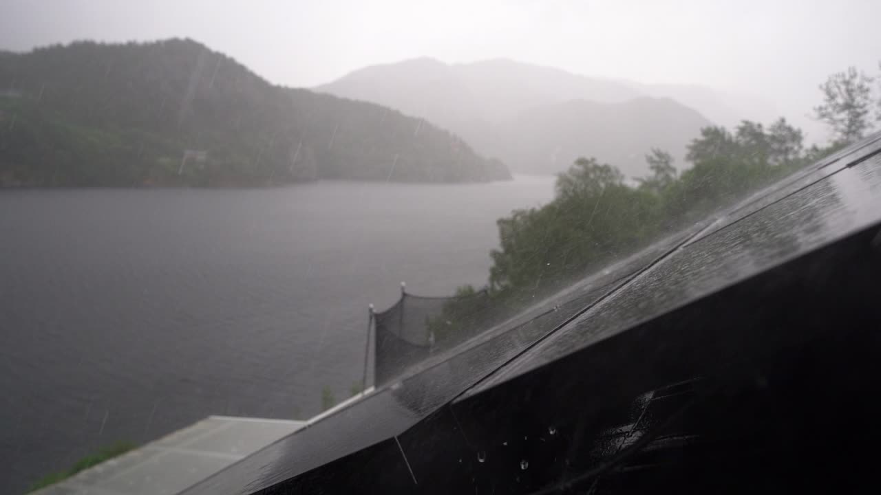 강한 비가 개인 집의 태양 전지 패널에 떨어지고, 낮은 에너지 생산