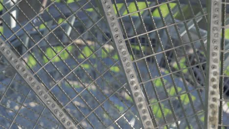 una mirada más cercana de la escalera giratoria de metal en estonia