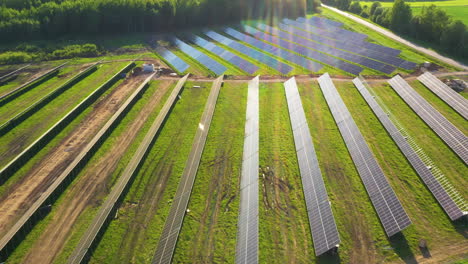 Installation-Von-Solarmodulen-Auf-Einer-Grünen-Wiese-In-Der-Goldenen-Stunde