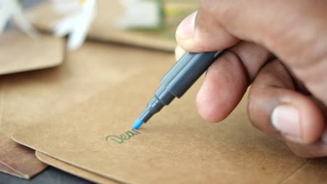 escribiendo un mensaje sincero en una tarjeta hecha a mano