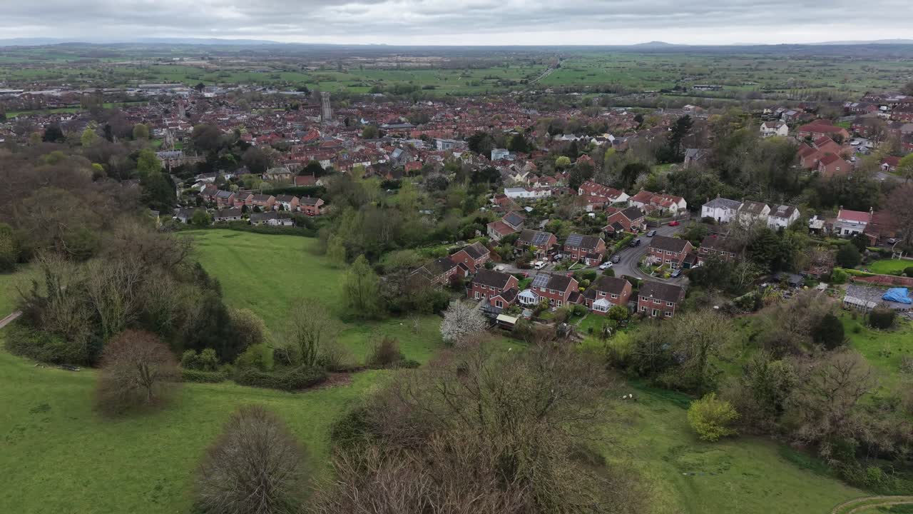 Vista aerea dall'alto con drone della città di Glastonbury, Somerset, Regno Unito, con case e strade