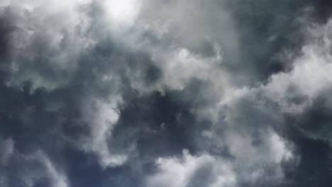 Gewitter,-Fliegen-über-Großen-Gewitterwolken