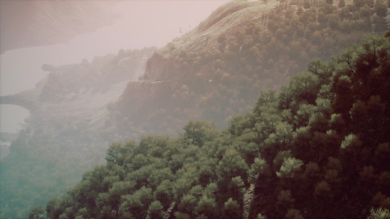 Paisaje montañoso de niebla