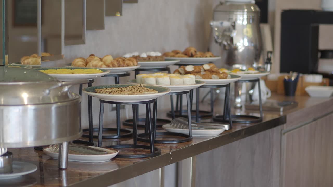 Delicioso bufé de desayuno en el restaurante de un hotel