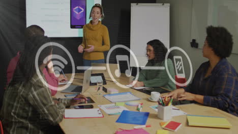 animación del procesamiento de datos sobre diversas personas de negocios en la oficina