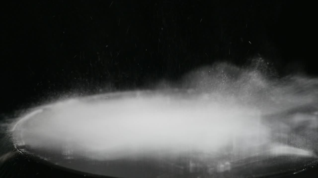 검은색 배경에 움직이는 서브우퍼에서 점프 밀가루