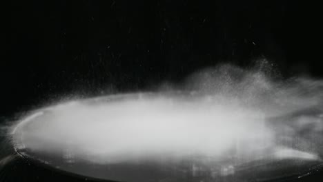 salto de harina en el subwoofer en movimiento en fondo negro