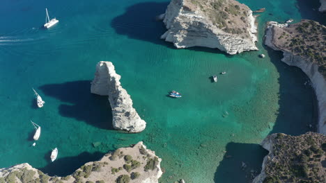 Schöne-Aussicht-Auf-Die-Tropische-Inselbucht-Mit-Türkisfarbenem-Wasser-Und-Booten