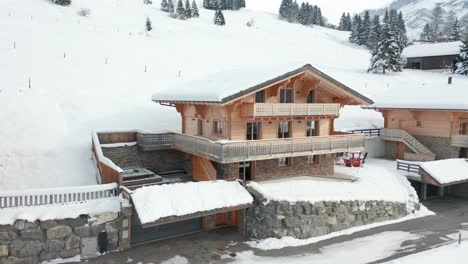 foque de un lujoso chalet con jacuzzi en la campiña suiza